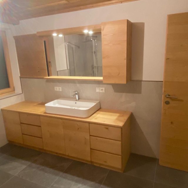 Bagno completo con mobile, specchiera e cassetti