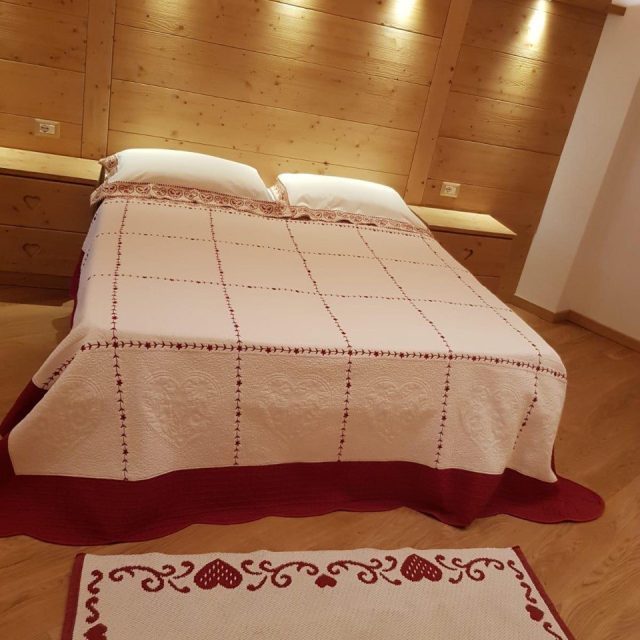 Scopri la tua camera in legno artigianale su misura con elegante boiserie liscia e illuminazione integrata, realizzata da maestri artigiani con oltre 50 anni di esperienza. Eleganza e funzionalità perfettamente bilanciate.